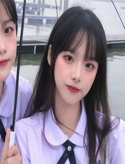 《偶像活动第三年》色彩运用解析：色调选择与情绪表达分析